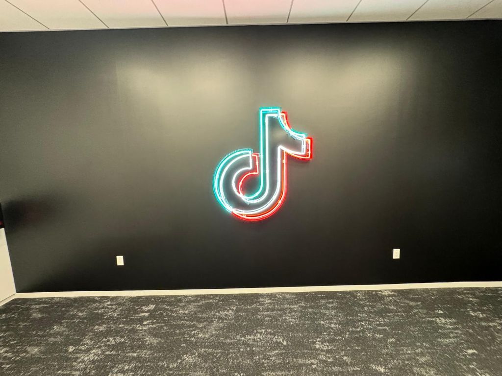 Professional Visual Identity: Designs that Communicate and Convert